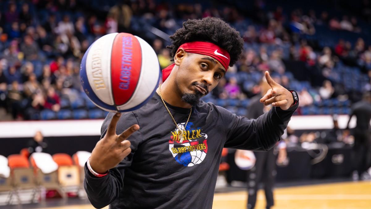 Lucius 'Too Tall' Winston, en un show con los Harlem Globetrotters