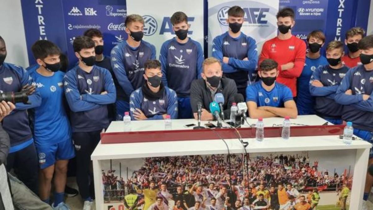 Los jugadores del Extremadura, junto a Diego Rivas, de AFE