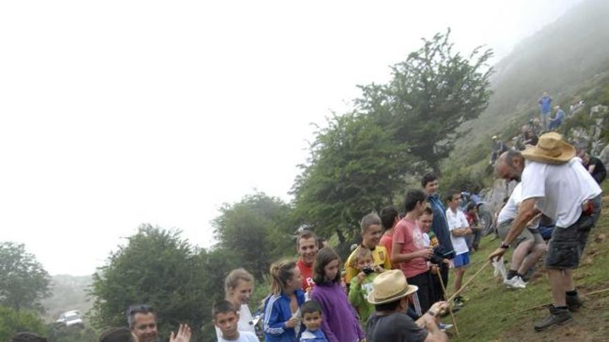 Participantes en el juego del tiro de cuerda.