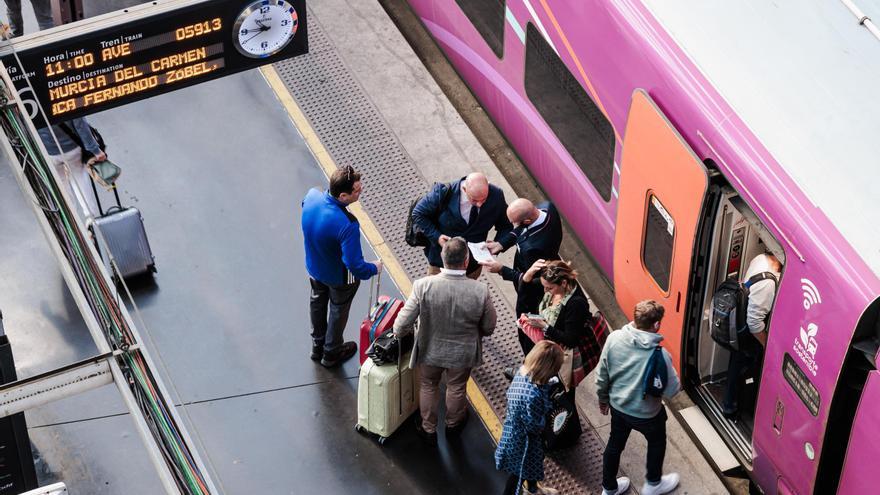 Adif y Renfe seccionarán el tren descarrilado en varias piezas para extraerlo del túnel