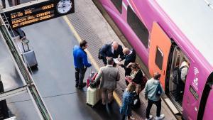 Pasajeros en la estación de tren de Atocha, a 21 de octubre de 2024, en Madrid (España).