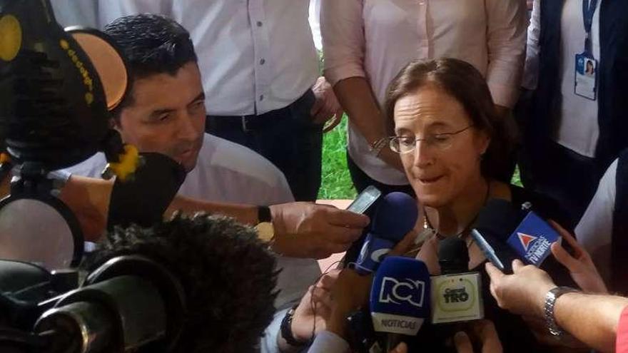 Hernández-Mora, hablando con los periodistas tras su liberación.