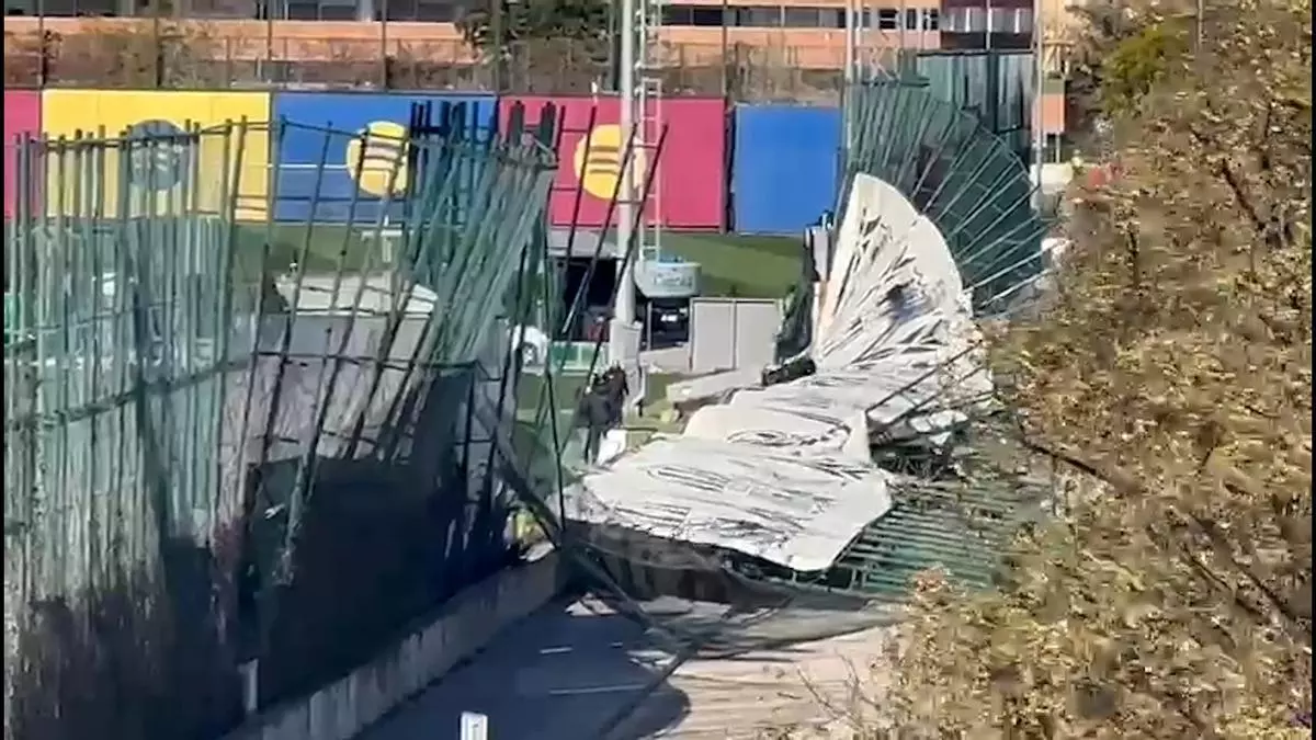 El Barça ya trabaja para restablecer los daños en la Ciutat Esportiva ocasionados por los fuertes vientos.
