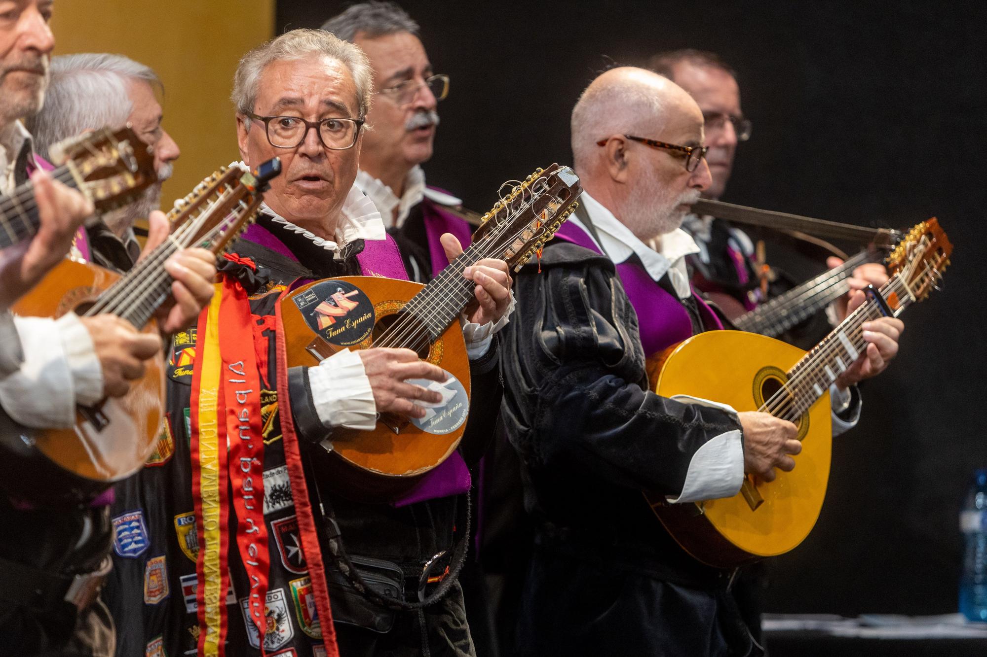 Las tunas de España homenajean a Enrique, humorista gráfico del Diario Información