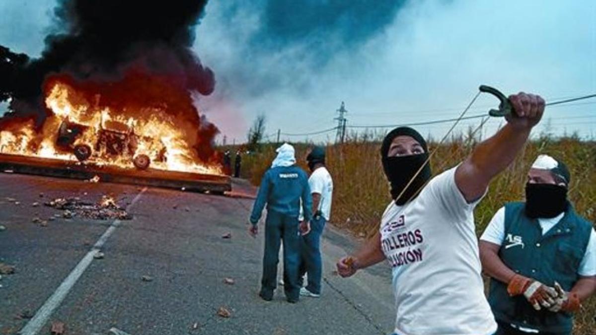 Trabajadores de astilleros cortan una carretera de acceso al puerto de Sevilla, en septiembre.