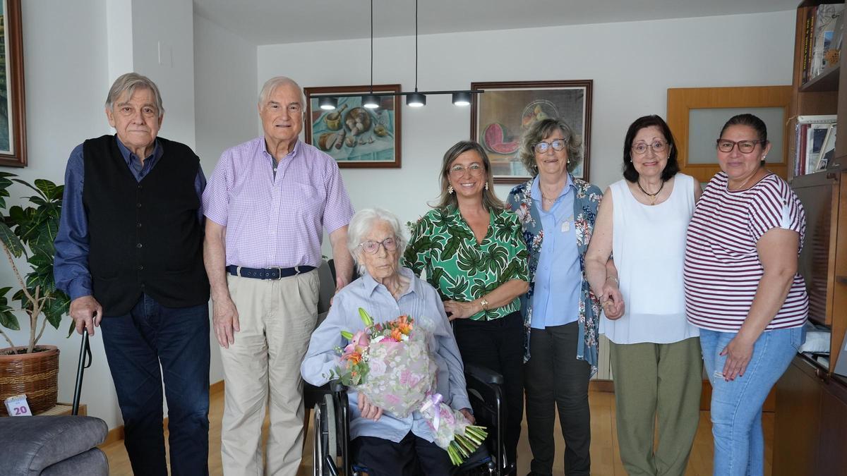 Josefa Piquer Altarriba, durant l’homenatge de l’Ajuntament de Girona pel seu centenari, acompanyada de familiars i de la regidora Gemma Martínez.