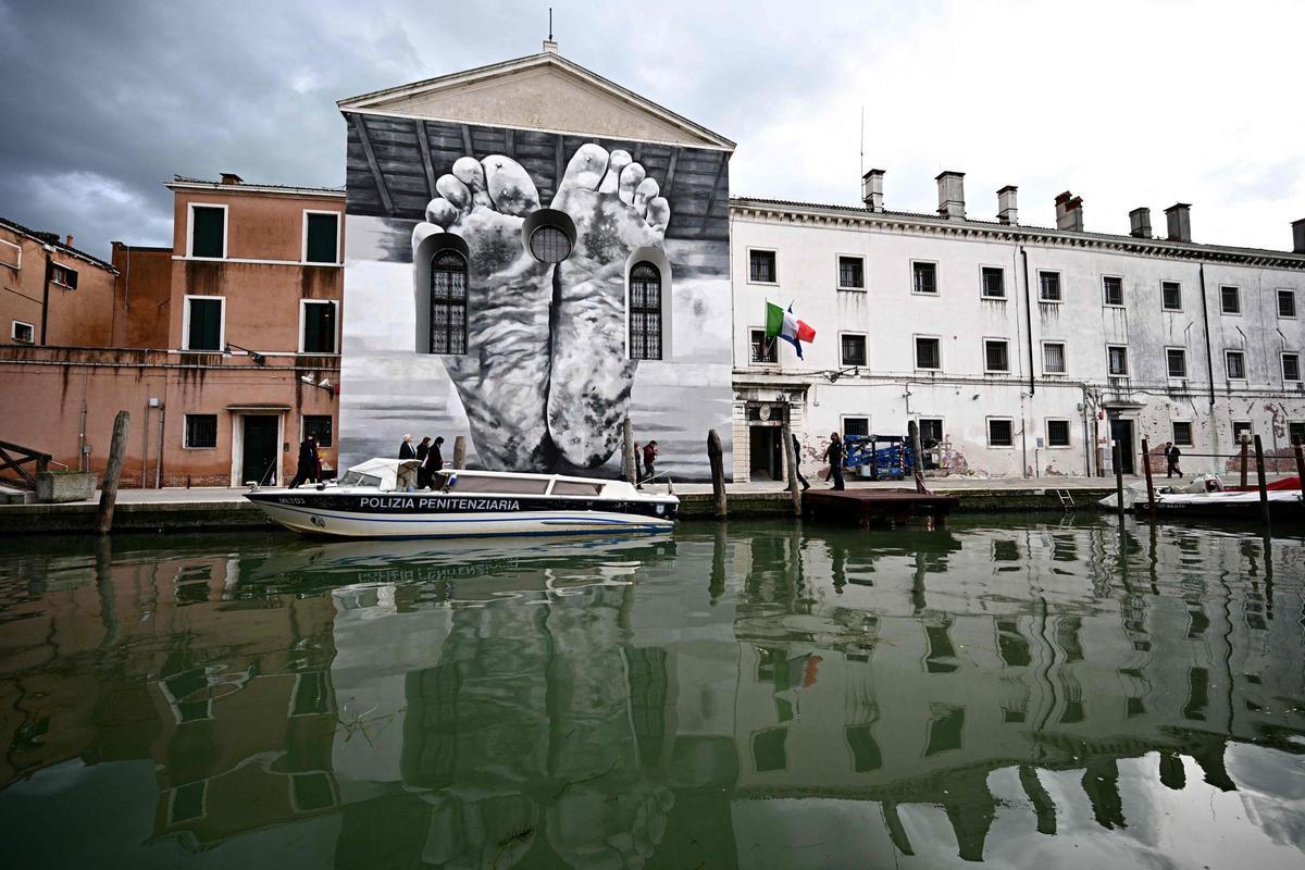 Fuera de la prisión de mujeres de Giudecca, que alberga el pabellón de la Santa Sede durante la inauguración previa de la exposición de arte de la 60ª Bienal de Venecia