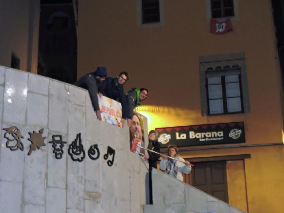 Enganxada de cartells a la Catalunya Central