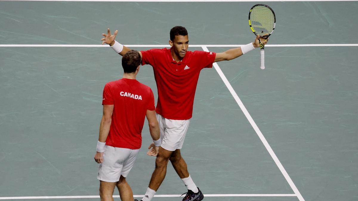 Felix Auger-Aliassime y Vasek Pospisil celebran la victoria.