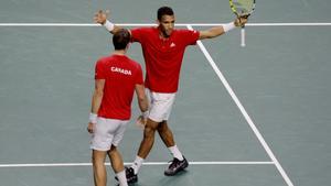 Felix Auger-Aliassime y Vasek Pospisil celebran la victoria.