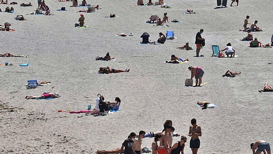 Bañistas ayer en la playa de Riazor.   | // VÍCTOR ECHAVE