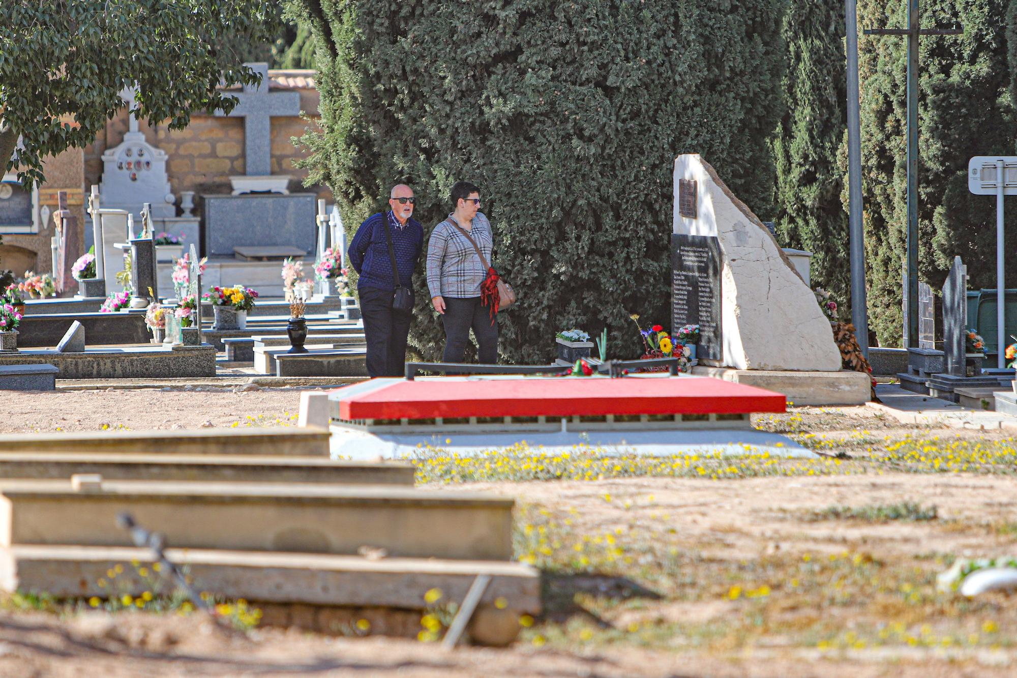 Concentración en el cementerio de Alicante por las personas fueron fusiladas y enterradas por el régimen franquista en fosas comunes