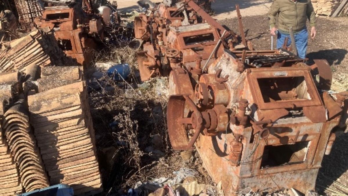 Los tornos abandonados y oxidados a la intemperie en un almacén de Balsicas.