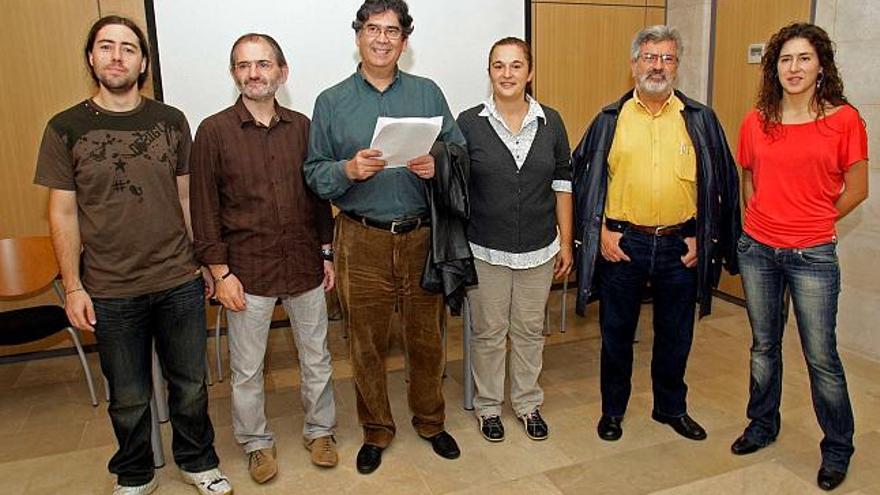 Los organizadores de la OCB junto a dos de los integrantes de Quilapayún y de Capel·la.