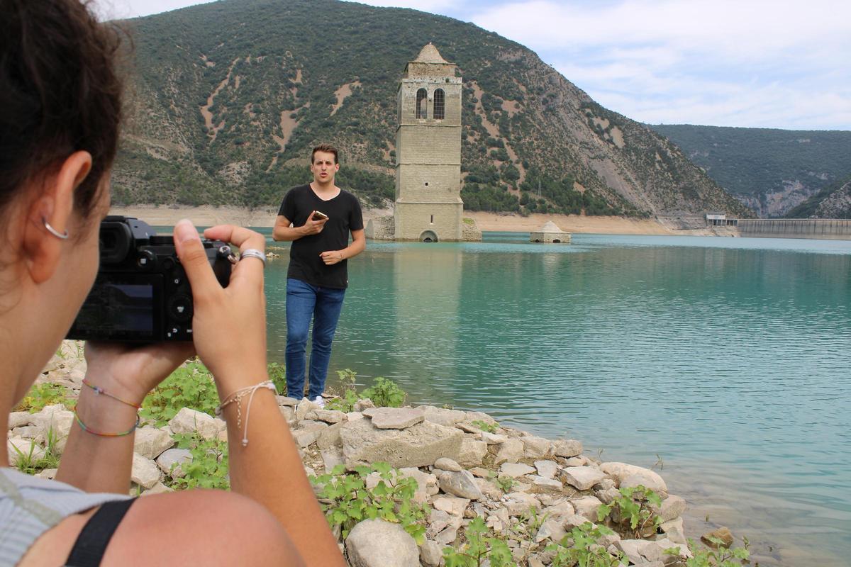 Pueyo graba un vídeo para Instagram con la iglesia de Mediano a sus espaldas.