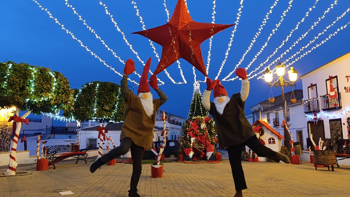 Calle de Morente decorada con gnomos y elementos navideños.