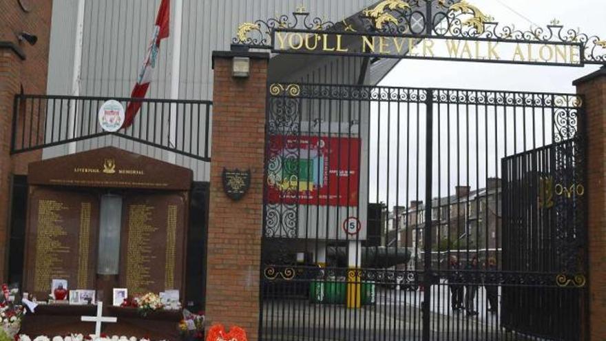 Imagen ayer de la entrada de Anfield, junto al memorial dedicado a los fallecidos en Hillsborough. / nigel roddis / reuters