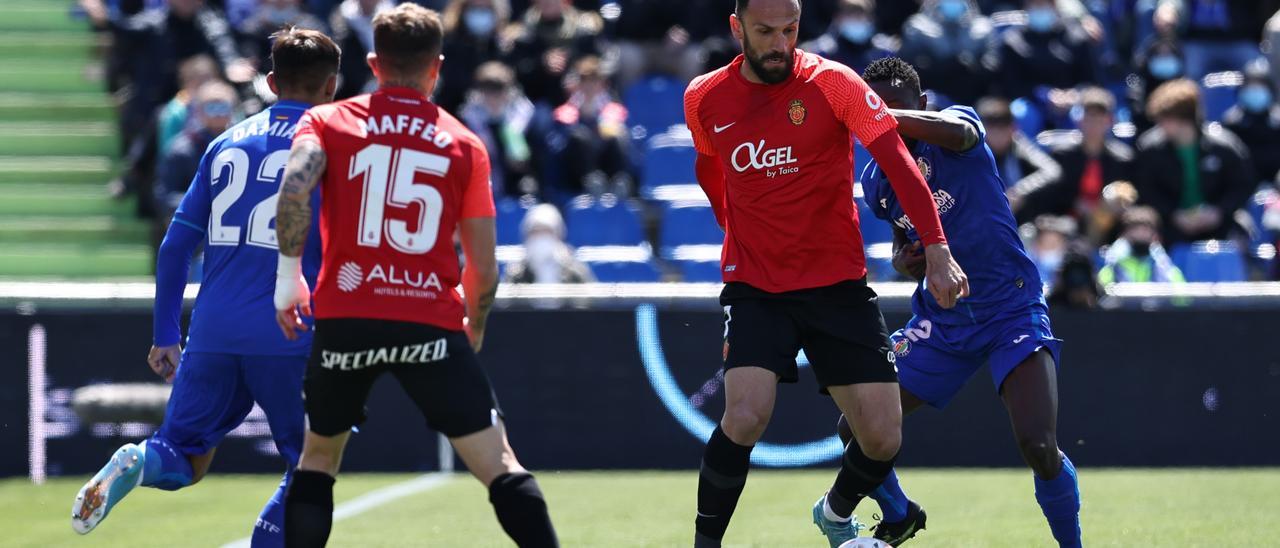 Muriqi controla el balón en un momento del partido.
