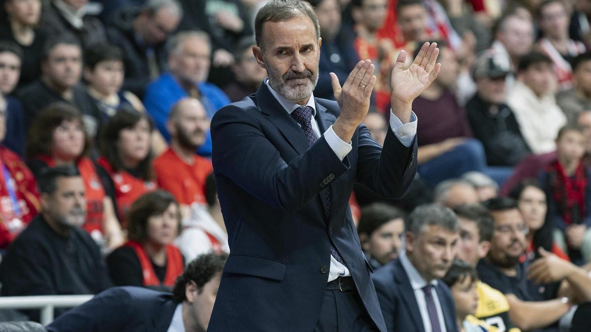 Sito Alonso aplaude a sus jugadores en el partido ante el Valencia