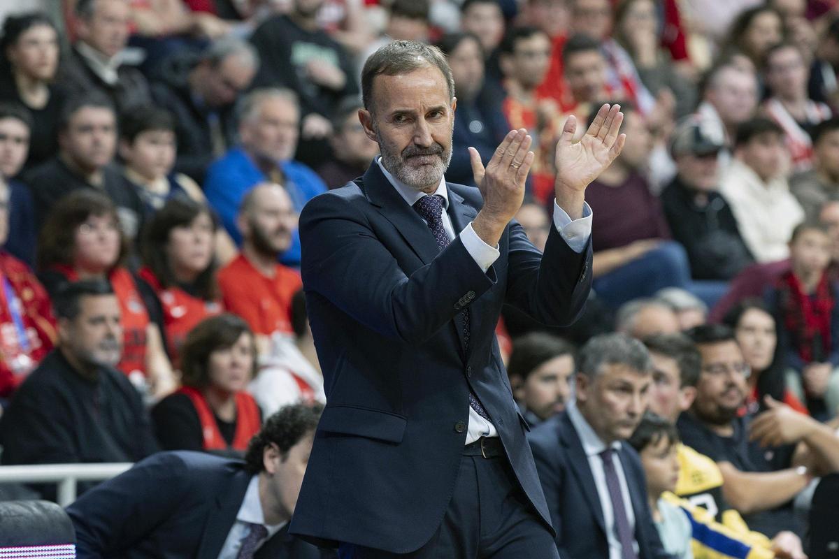 Sito Alonso aplaude a sus jugadores en el partido ante el Valencia