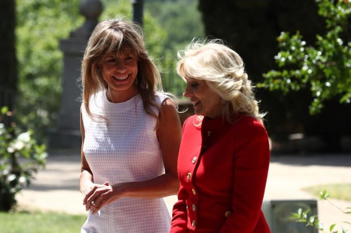 La primera dama de Estados Unidos, Jill Biden, duranta su visita a la Moncloa con la esposa del presidente del Gobierno, Begoña Gómez, este 27 de junio de 2022.