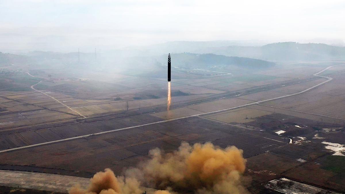 Lanzamiento de un misil balístico intercontinental desde Pyongyang.