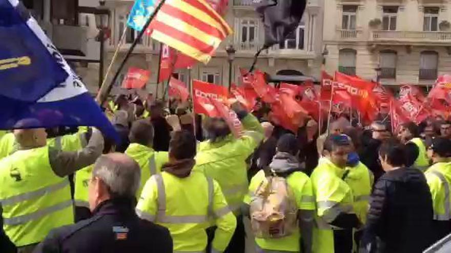 Los estibadores se manifiestan por las calles de València