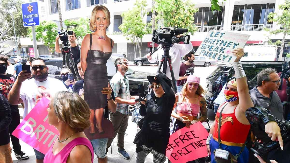 Carteles de apoyo a Britney Spears en el exterior de la corte de Los Ángeles