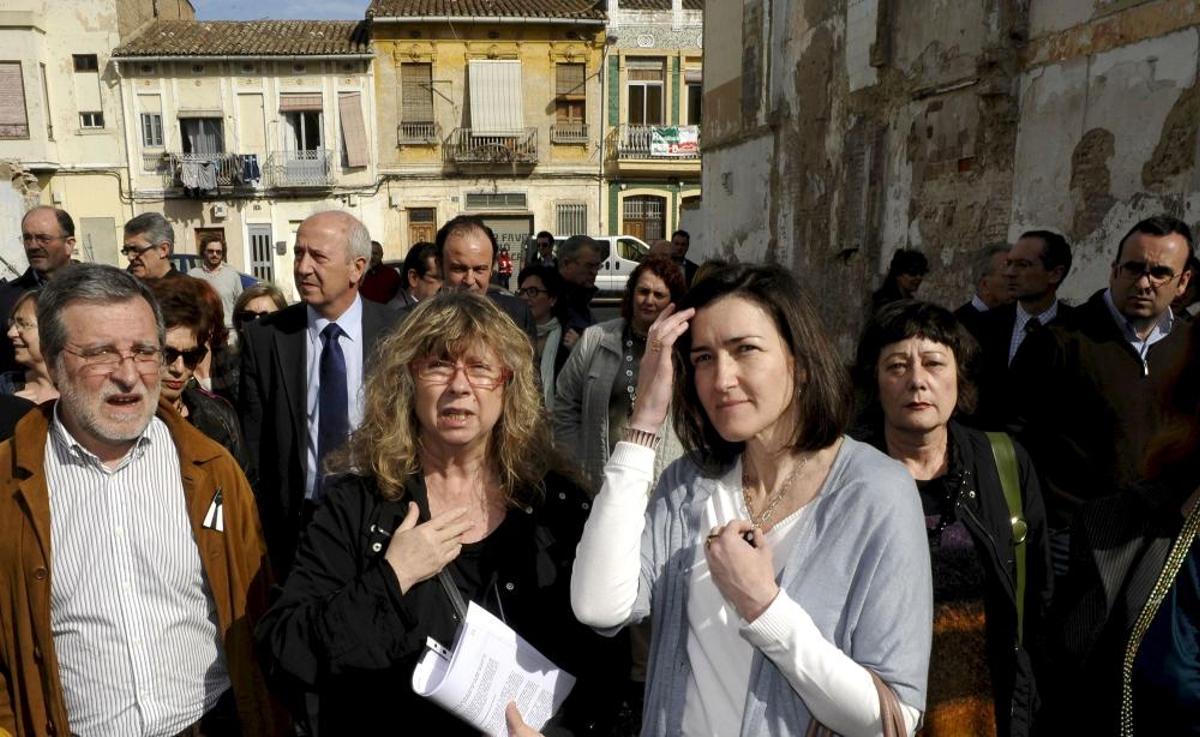 2010. La entonces ministra de Cultura, Ángeles G. Sinde, visita el barrio junto a Maribel Doménech, portavoz de Salvem