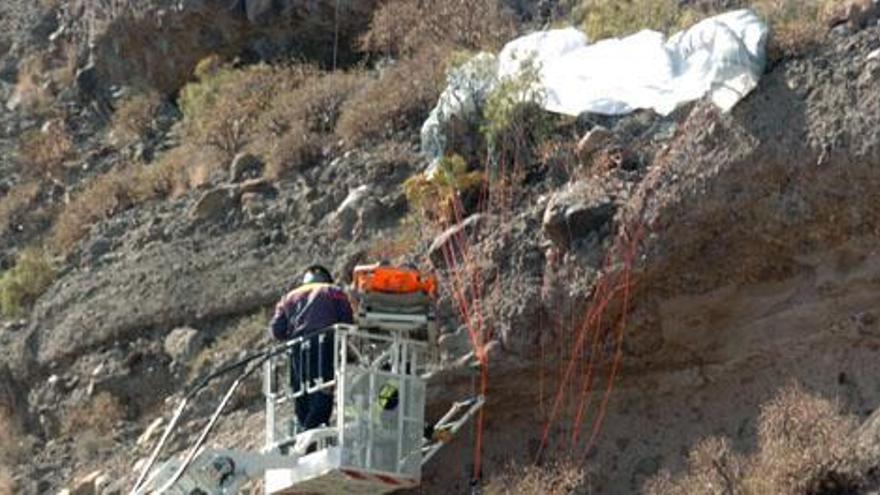 Un parapentista choca contra una ladera en La Laja