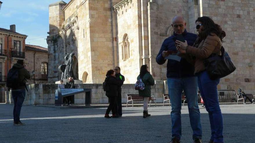 Varios turistas pasean por Zamora, este fin de semana.