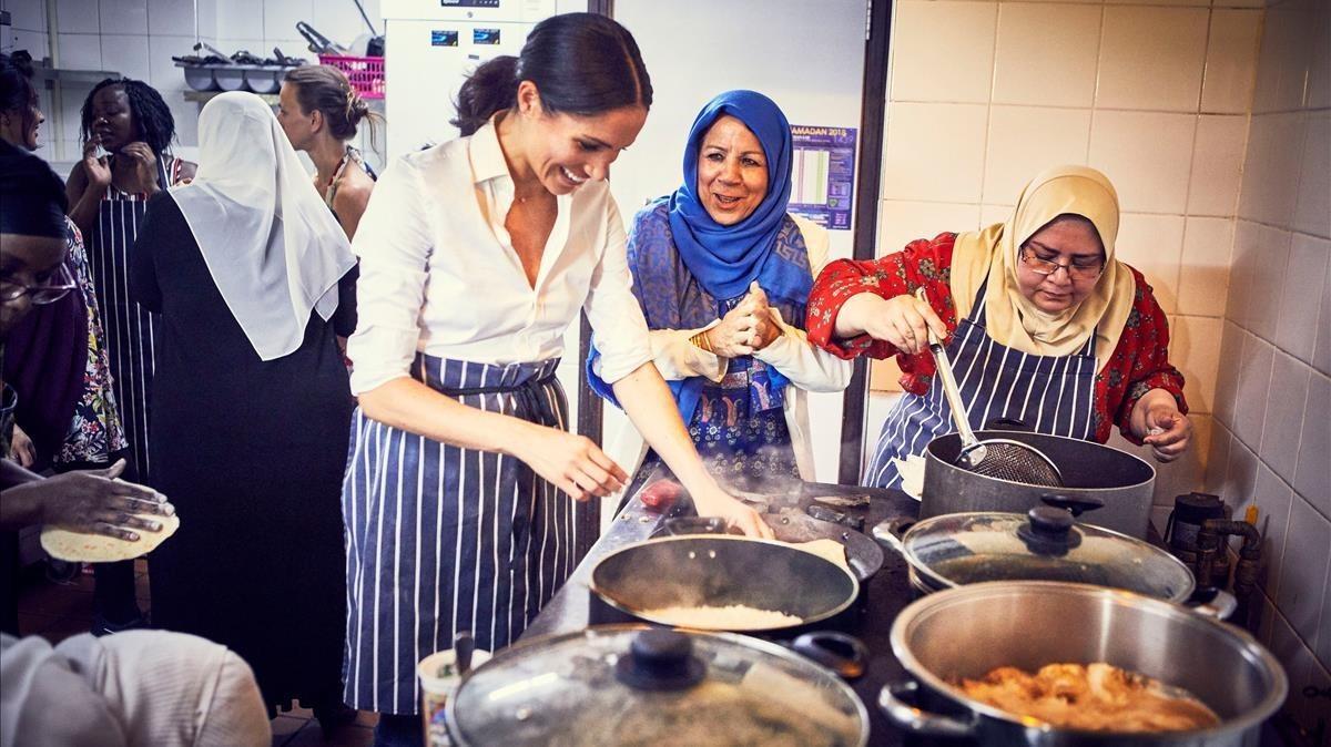 lmmarco45070804 britain s meghan  duchess of sussex  cooks with women in the180917160148