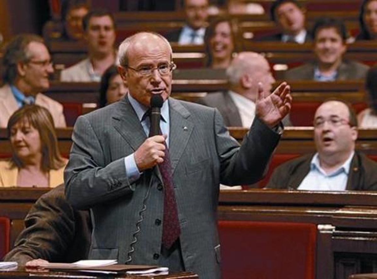 El president de la Generalitat, José Montilla, ahir, durant la sessió de control al Parlament. El president de la Generalitat, José Montilla, ahir, durant la sessió de control al Parlament.