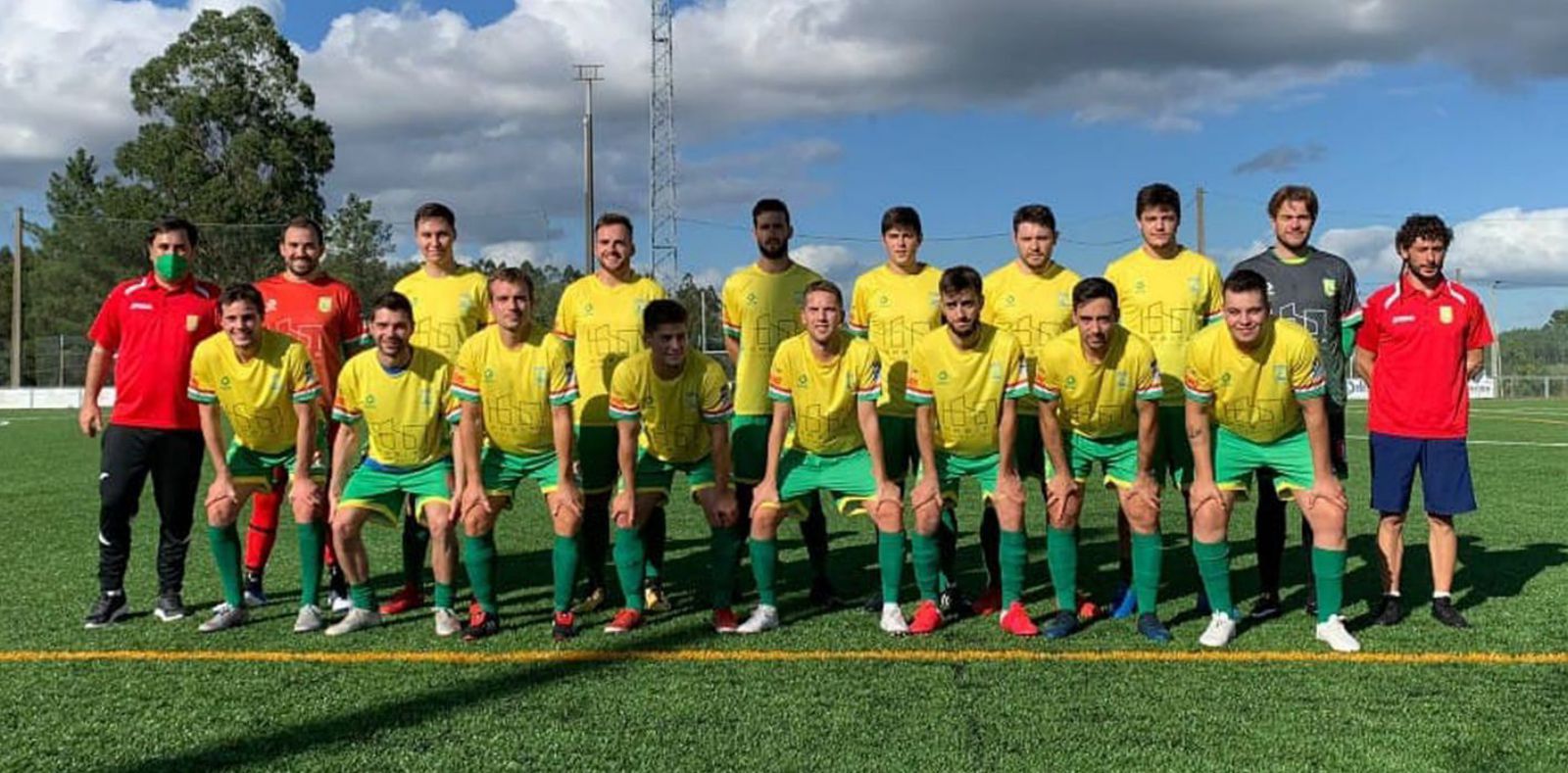 Formación actual del Sporting Estrada con 16 futbolistas de aquellas generaciones.