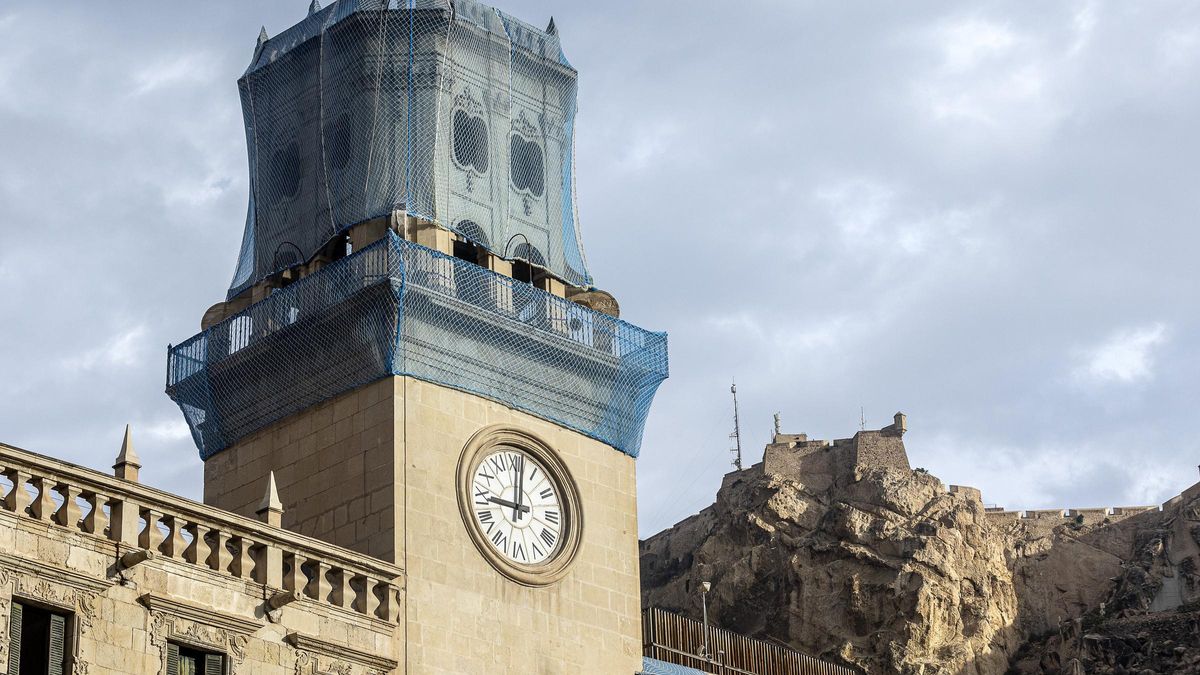 Colocación de la malla de protección en la torre del reloj del Ayuntamiento de Alicante tras el desprendimiento.