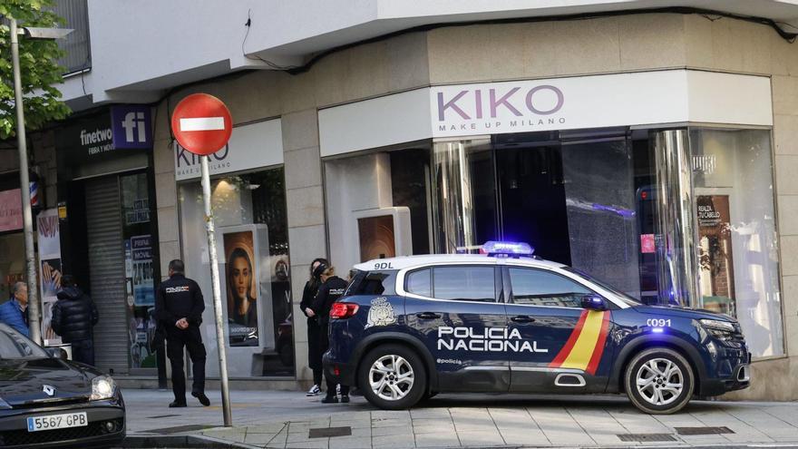 Los ladrones rompieron durante la madrugada del martes la puerta de entrada de Kiko Milano y se llevaron la caja registradora  / antonio Hernández