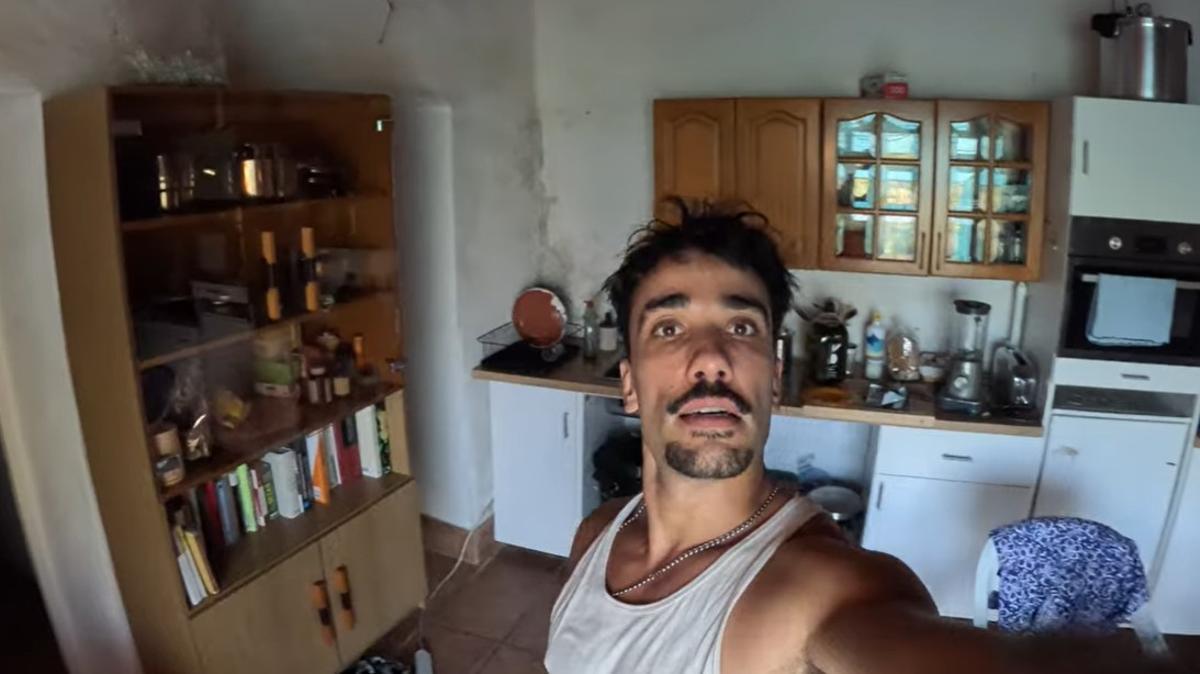 La casa, a pesar de no ser una mansión lujosa, cumple con todo lo que el hombre necesita.