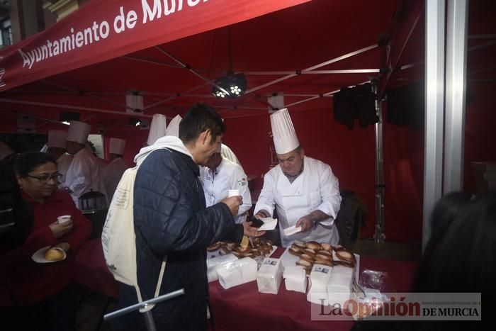 Degustación de monas y chocolate en la Plaza del Romea