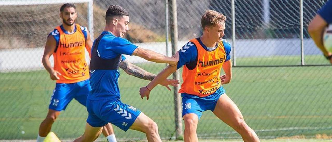 Pablo Larrea, perseguido por Ethyan durante la sesión matinal de ayer.  | | CD TENERIFE