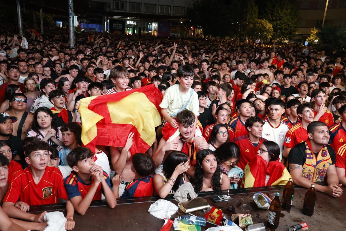 Los compostelanos vibran con La Roja