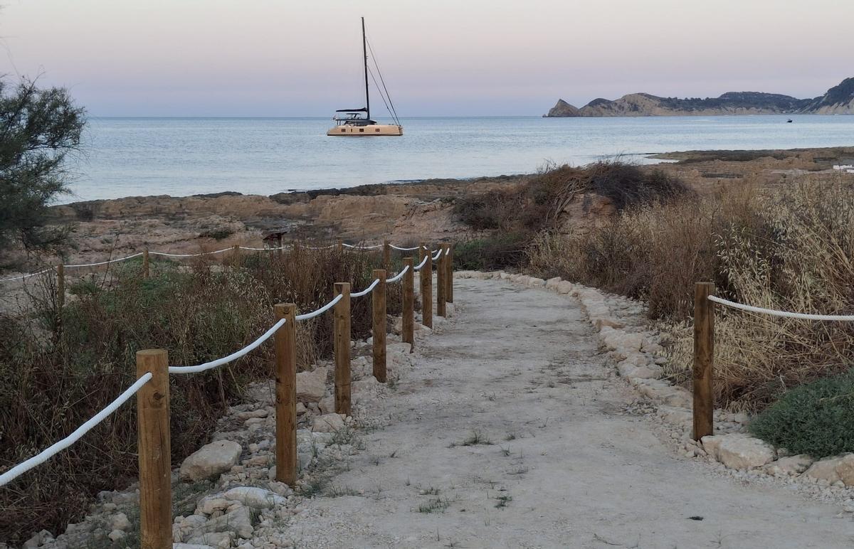 Uno de los senderos del regenerado Primer Muntanyar de Xàbia