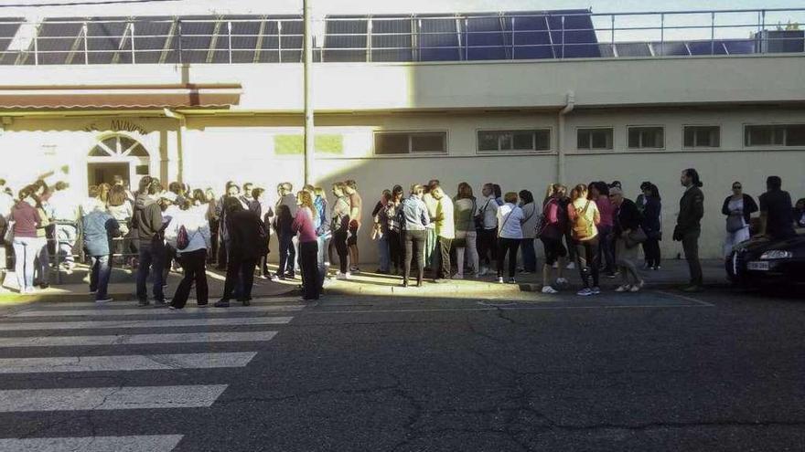 Aspecto de la cola formada a primera hora de la mañana en las piscinas municipales