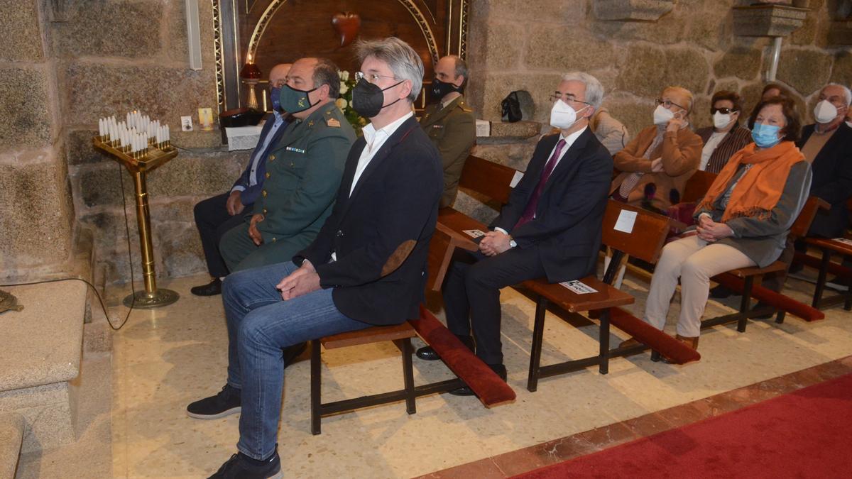 El alcalde y otras autoridades y vecinos durante la misa del aniversario de la iglesia.