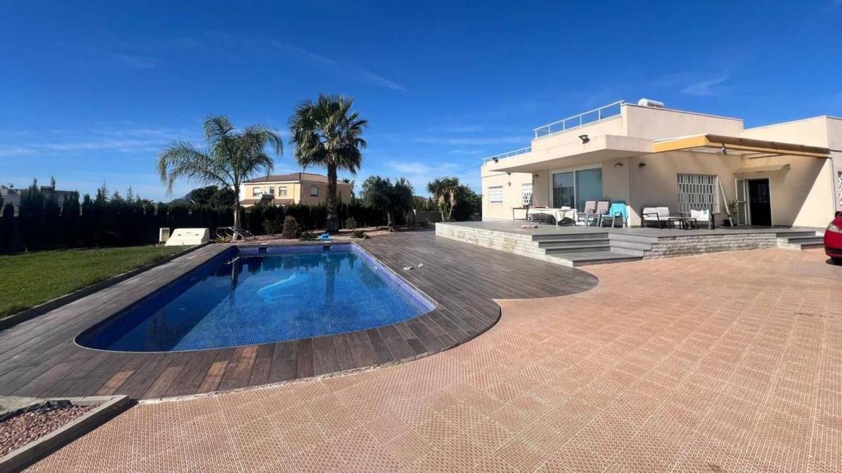 La casa con piscina a la venta en El Moralet (Alicante)