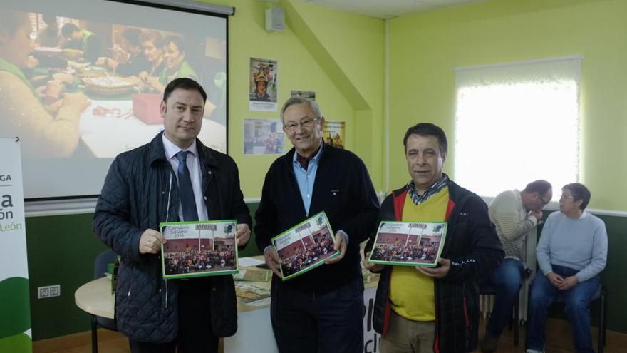 Ángel Zorita, Domingo Rodríguez y Antonio Vega posando con el calendario solidario.