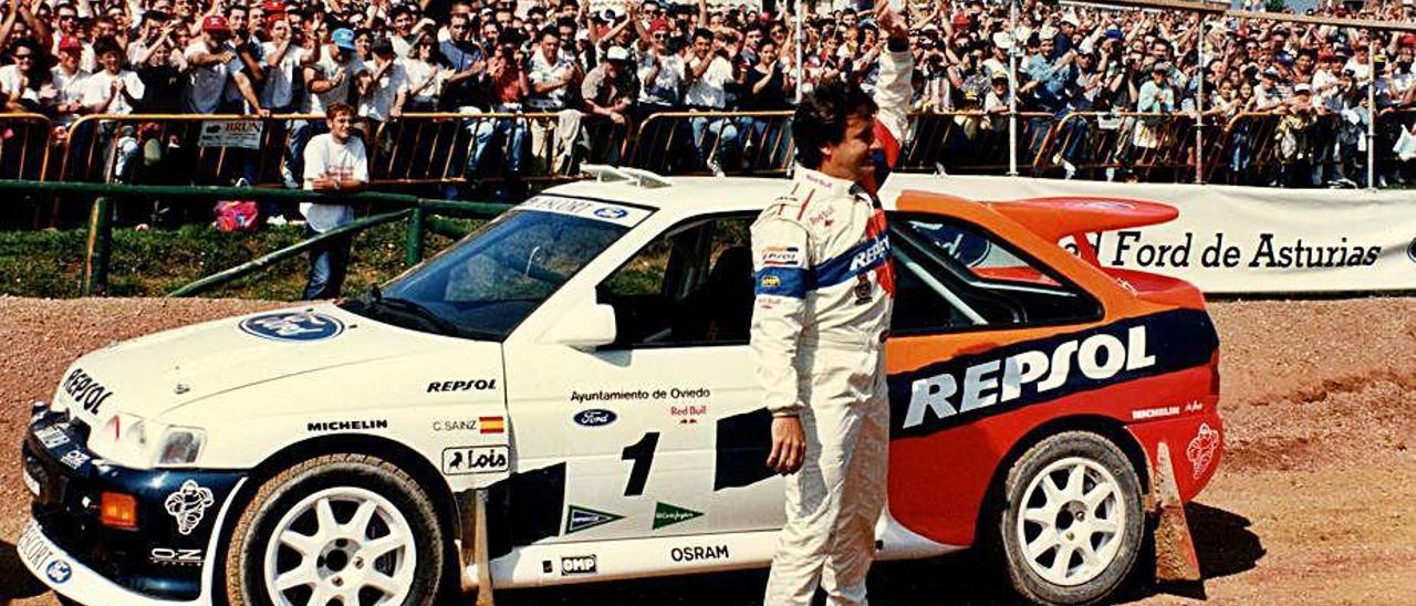 Sainz celebra su triunfo en el Fórmula Rally de Oviedo de 1996.