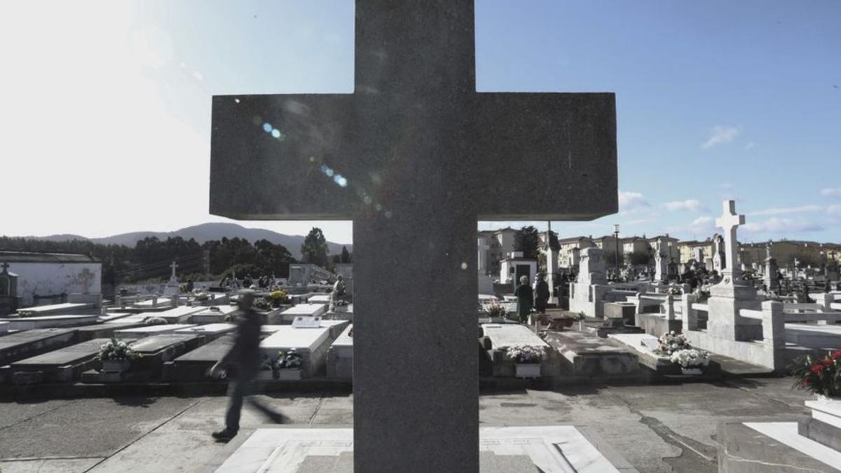 El cementerio de La Carriona, en Avilés, ayer al mediodía. | Ricardo Solís