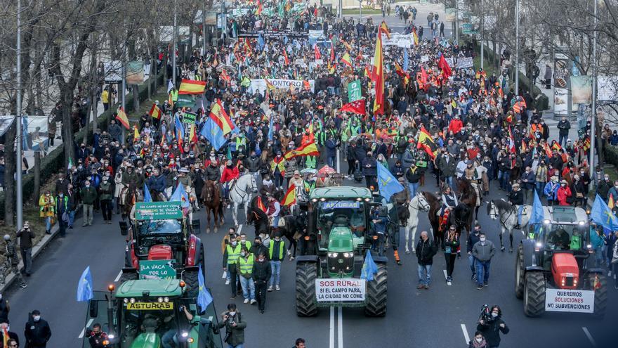 Los tractores de Asturias lideran la marcha agraria en Madrid: “Que sirva de algo y nos escuchen”