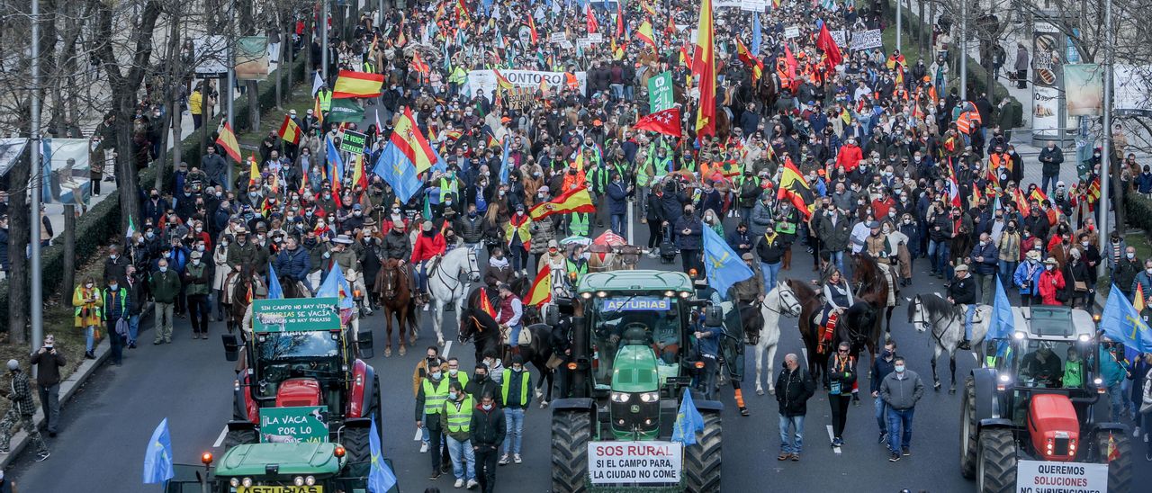 Los tractores de Asturias lideran la marcha agraria en Madrid: “Que sirva de algo y nos escuchen”