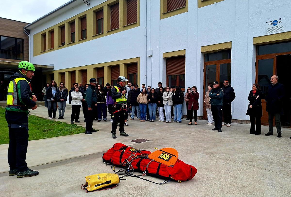 Exhibición de la Guardia civil en el IES Rey Pelayo.
